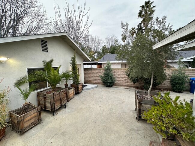 Building Photo - 7713 Owensmouth Ave