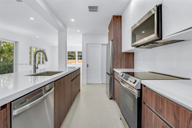 Building Photo - 524 NE 65th St