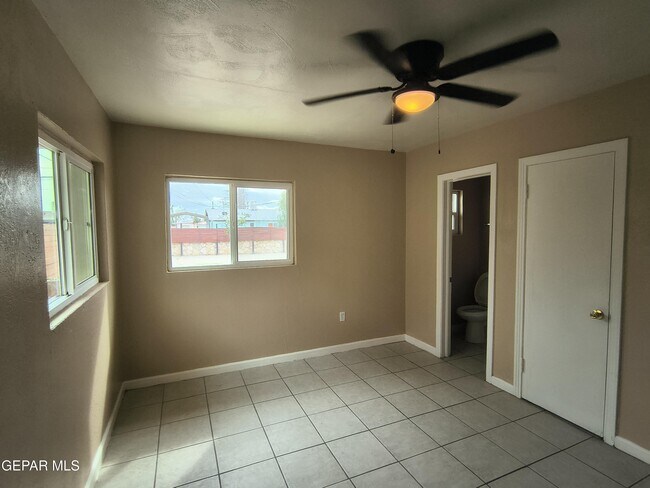 Building Photo - 4918 Guadalupe Dr