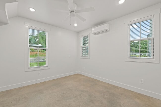 Building Photo - Like New! 2 bedroom 2 bathroom cottage sty...