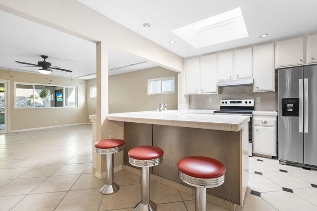 Building Photo - 3 Bedroom 2 Bathroom home available NOW