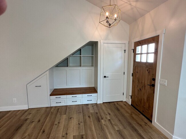 Building Photo - Updated 3 bedroom 2.5 bath with yard