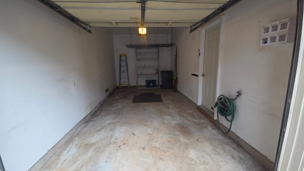 Building Photo - 13030 Park Crescent Cir