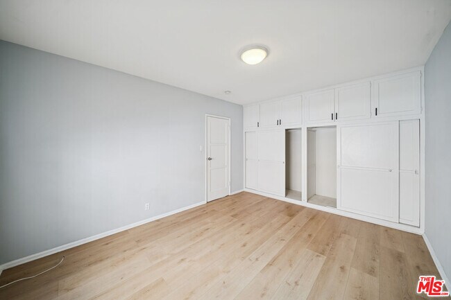 Building Photo - 1270 Havenhurst Dr