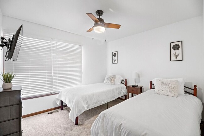 Building Photo - 121 S Windham Ln