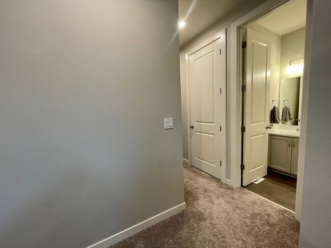 Building Photo - Hillsboro 3 Bed 2.5 Bath Townhome in Reeds Crossing ~ Includes A/C, 2 Car Garage w/ Level 2 Charg...