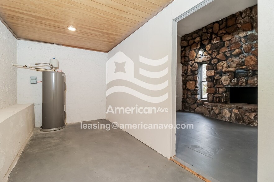 Building Photo - 121 Lindenhurst Dr