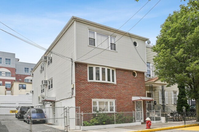 Building Photo - 529 38th St