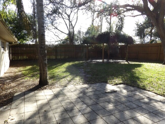 Building Photo - 4 BEDROOM JUST 5 Min to I-4 EXIT 111,  Beautiful Back Yard with  large Screen Porch!