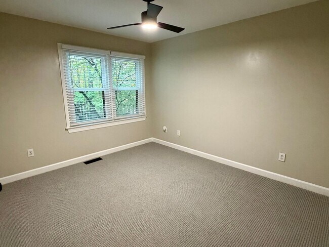 Building Photo - 160 Lystra Hills Ln