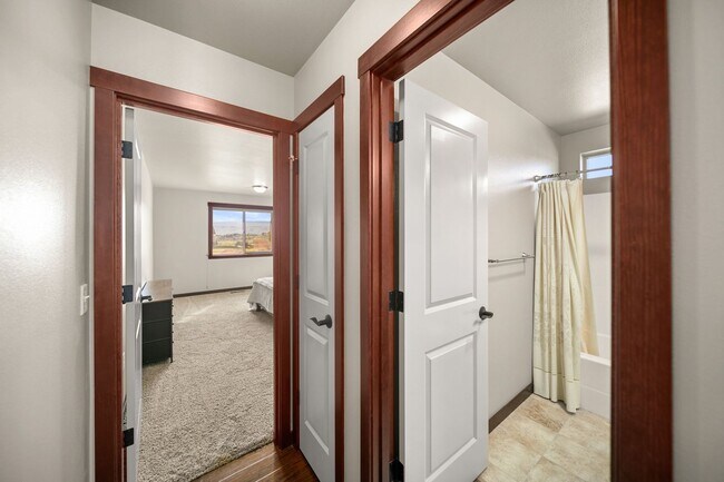 Building Photo - 229 Sun Valley Dr