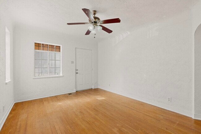 Building Photo - 116 Columbia Dr SE