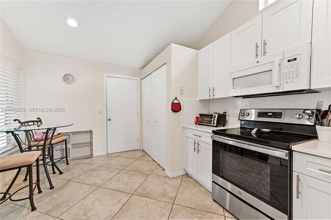 Building Photo - 401 Sabal Palm Ln