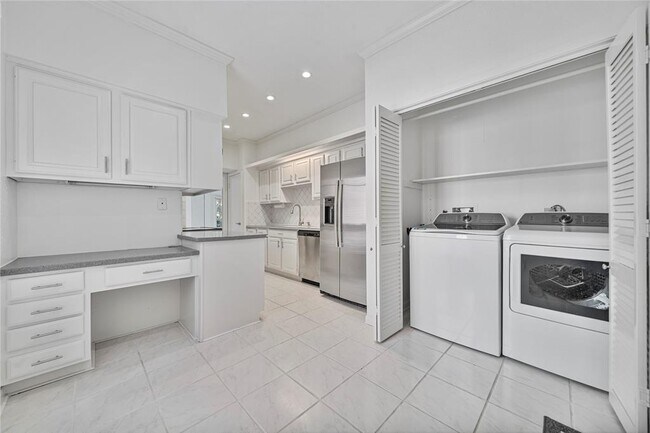 Building Photo - 9400 Doliver Dr