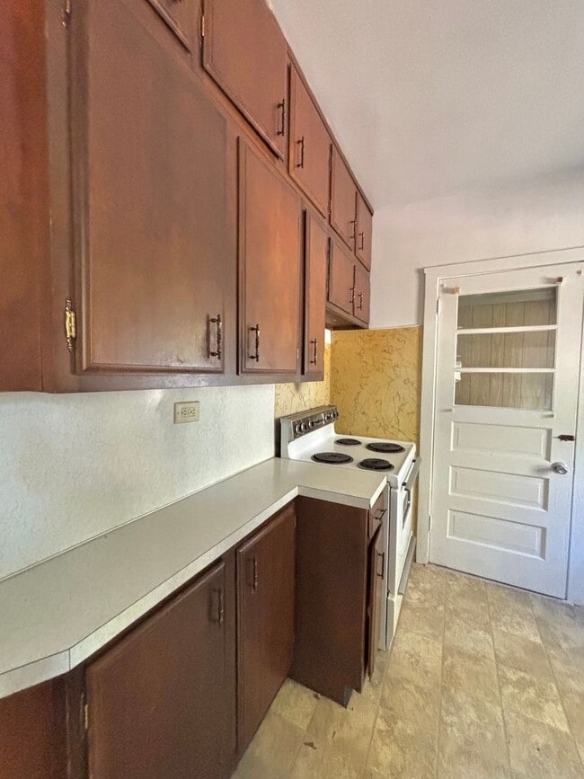 Building Photo - 2 Bedroom 1 Bathroom Home