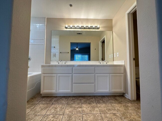 Building Photo - Beautiful Single Story 4 Bedroom 2 Bath Br...