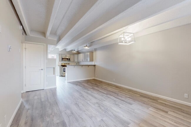 Building Photo - 1100 Alvarado Dr SE