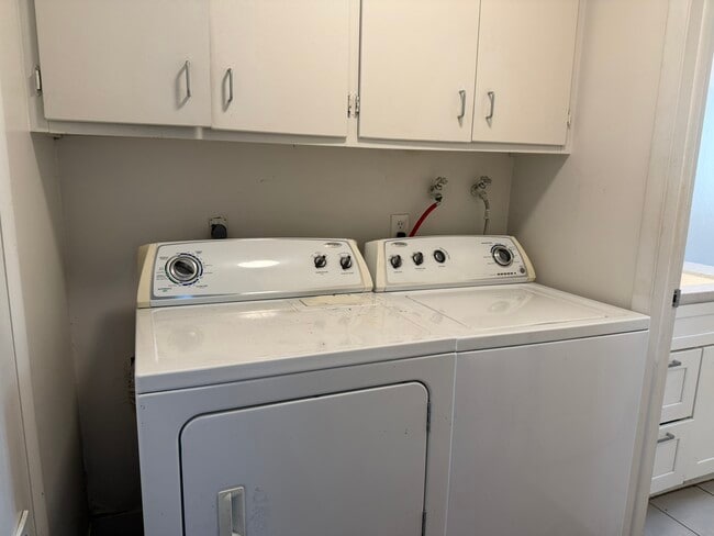 Building Photo - 545 Stringham Ave