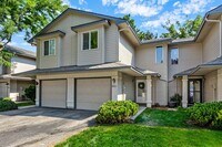 Building Photo - 3 Bed 2.5 Bath Townhome in Prime Boise Location!