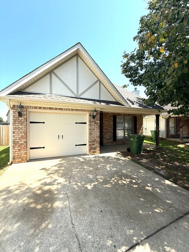 Building Photo - ** 4 Bed 2 Bath located in Park Lake ** Ca...