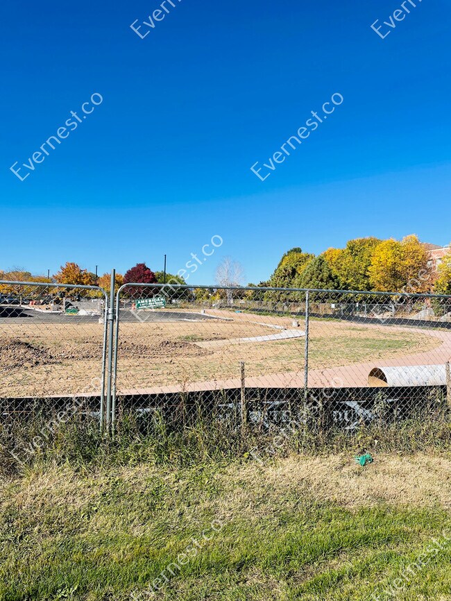 Building Photo - 3-Bed/2.5-Bath/