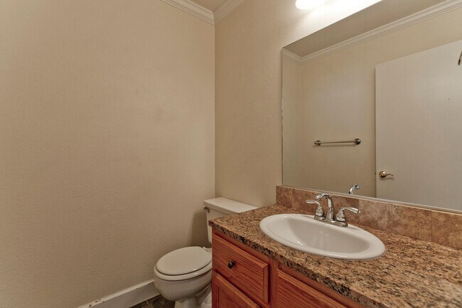 Building Photo - Beautiful home in the Lakes