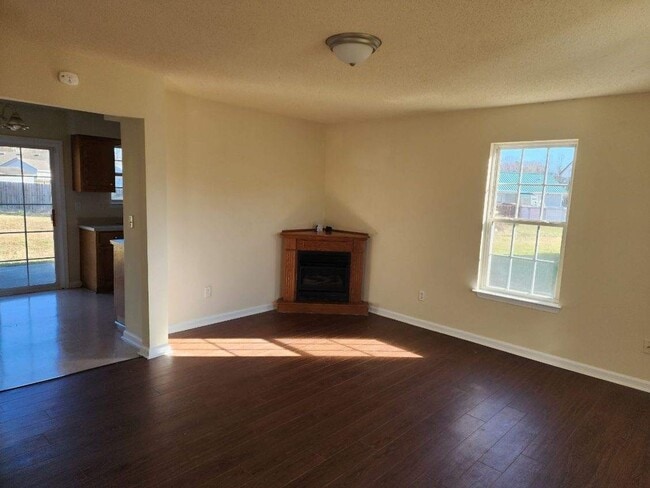 Building Photo - Beautiful Home with a Great Location In Town