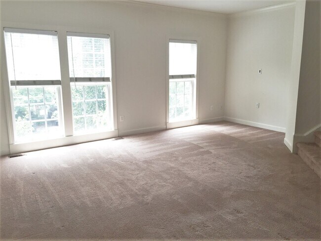 Building Photo - Spacious Townhouse in the City!