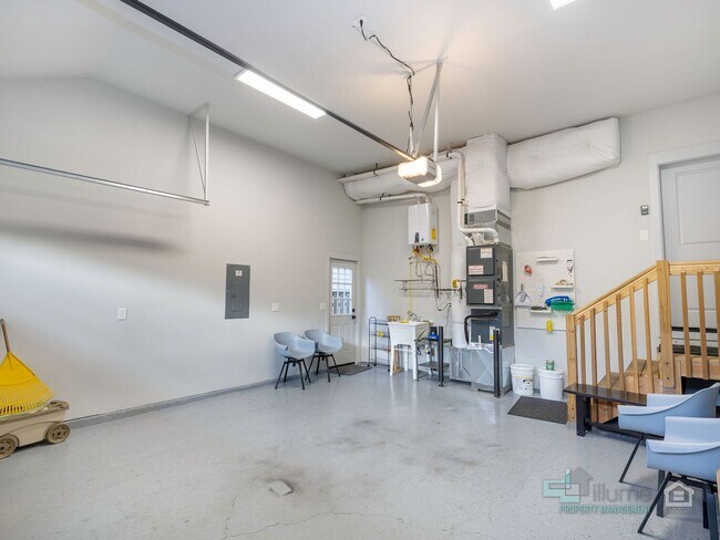 Building Photo - Fully Furnished Lake Oswego Gem!!!!