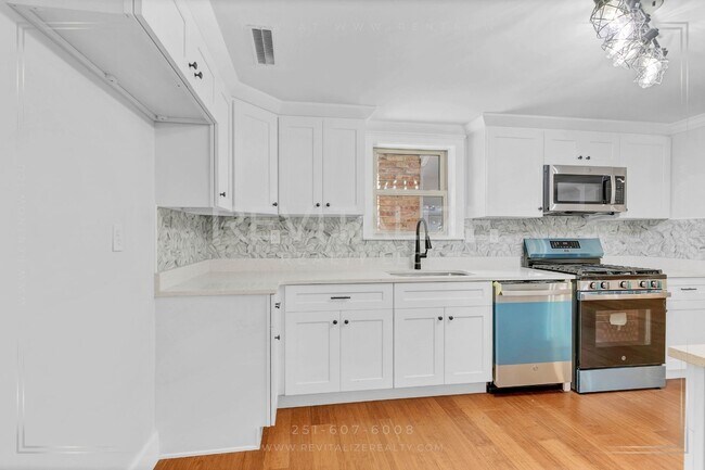 Building Photo - Newly Renovated 3 Bed / 2.5 Bath with Doub...