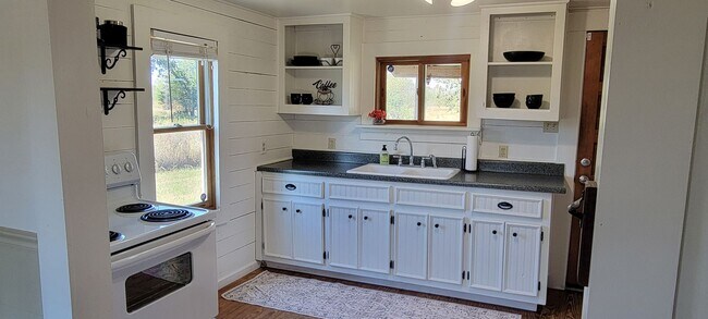 Building Photo - 2/1 Farmhouse in Smithville TX