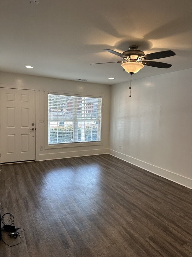 Building Photo - 95 Valley Dr