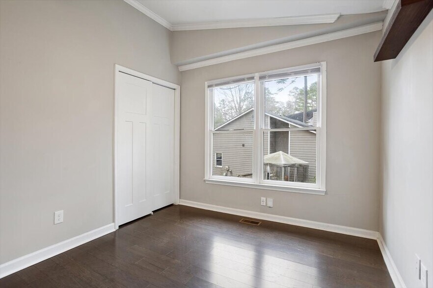 Building Photo - 2400 Calvert Dr