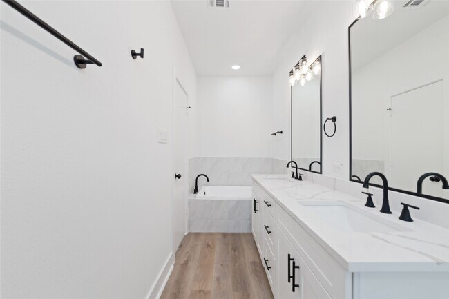 Building Photo - 810 Elkhart St