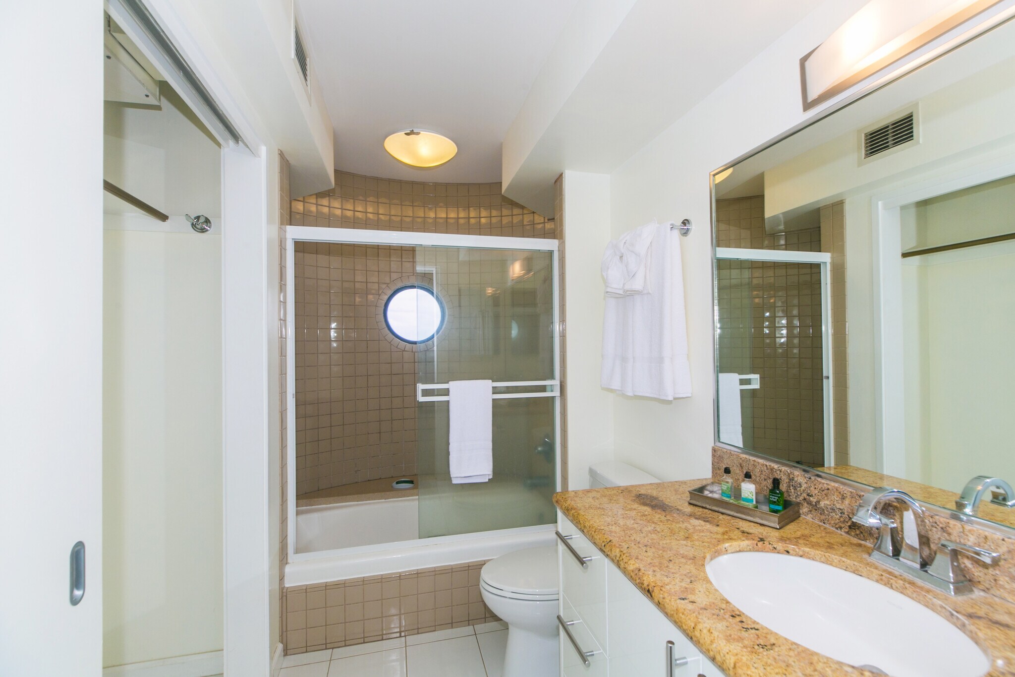 Main bathroom - 1910 Ala Moana Blvd