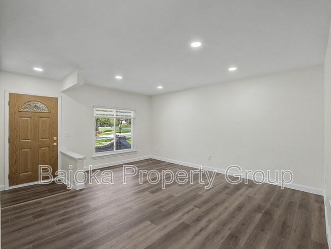 Building Photo - 43018 Burlington Dr