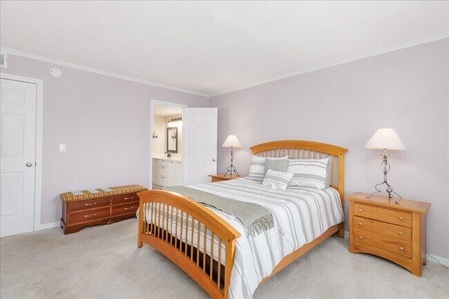 Building Photo - 6124 S River Run Dr