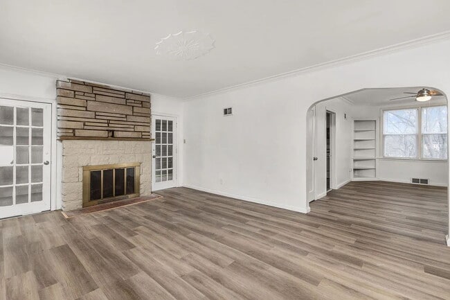 Building Photo - "Cozy 2-Bedroom, 1 bath Retreat with Fireplace Charm!"  One car garage, section 8 ok.