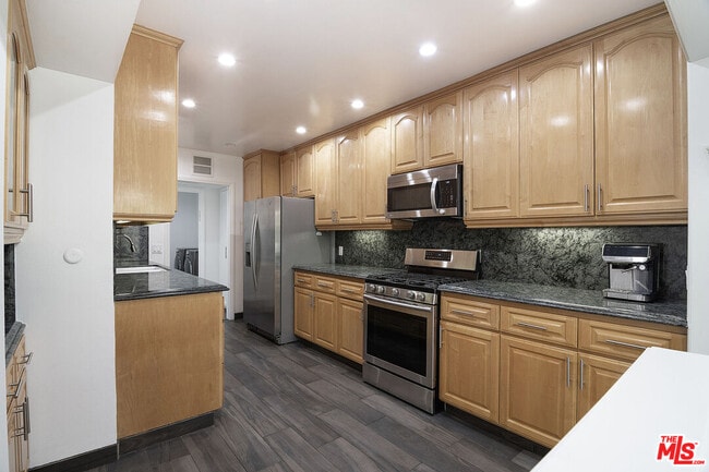 Building Photo - 853 Le Doux Rd