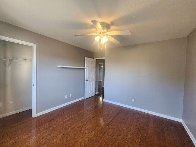 Building Photo - $2500 - 5 Bedrooms 3 Baths + Bonus Room