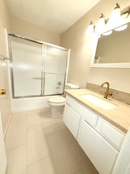 Building Photo - 620 E San Jose Ave