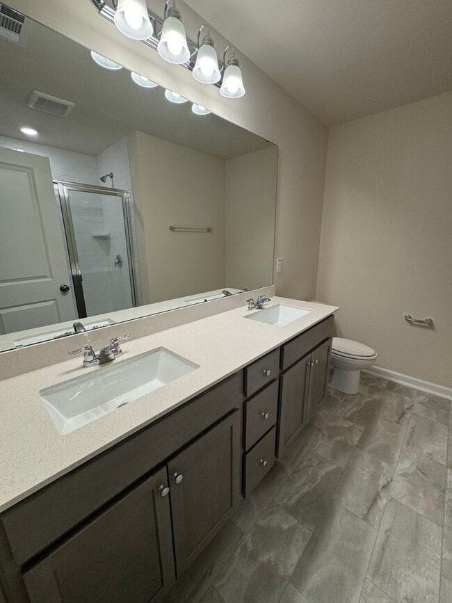 Building Photo - Stunning 3BR 2.5BA Townhome in Jamestown
