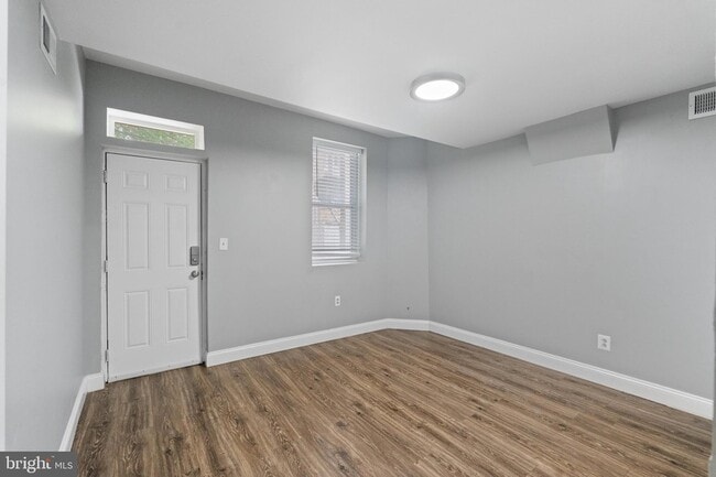 Building Photo - 823 Newington Ave