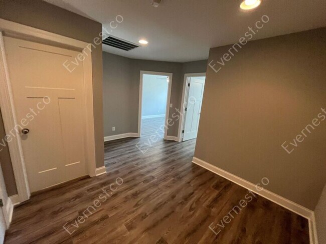 Building Photo - 5322 Roosevelt Rd