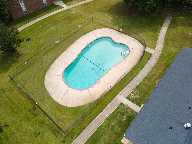 Building Photo - 5850 Century Oaks Dr