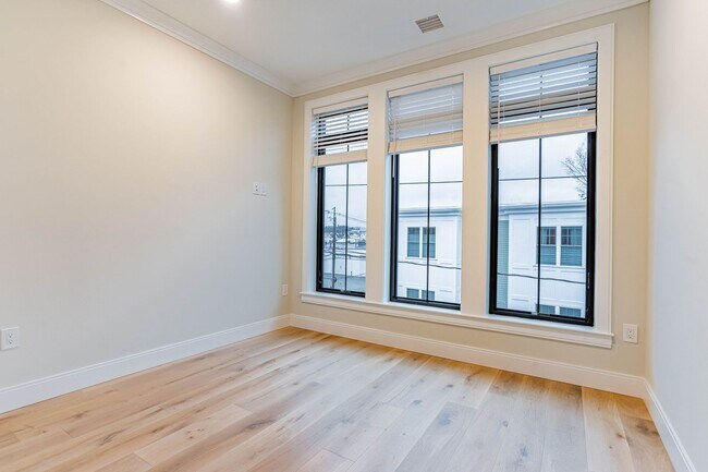 Building Photo - 151 Everett St