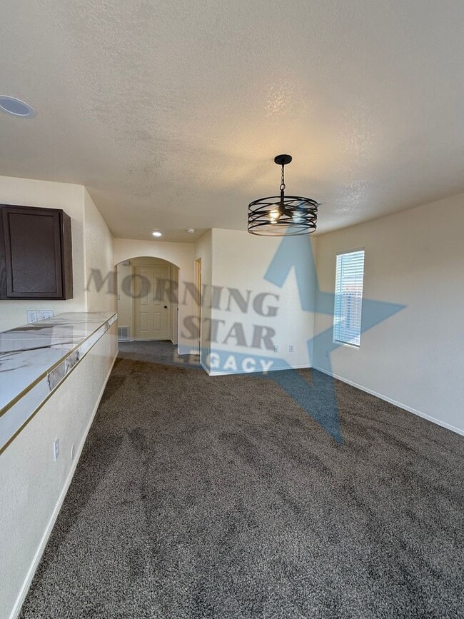 Building Photo - Inviting 3 bedroom 2.5 bath waiting to be ...