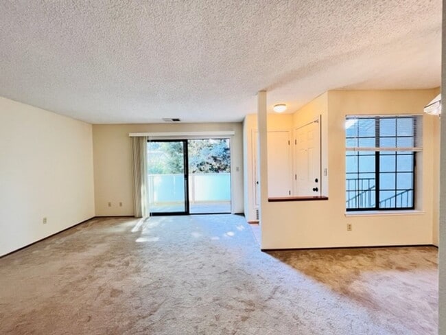 Building Photo - Move-In Ready, 2BD/2BA, Upper-Level, Singl...