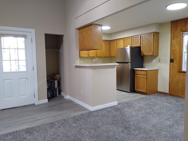 Building Photo - Charming 2 Bedroom 2 Bath w/ Large Yard, 1 Car Garage and Central Air/Heat