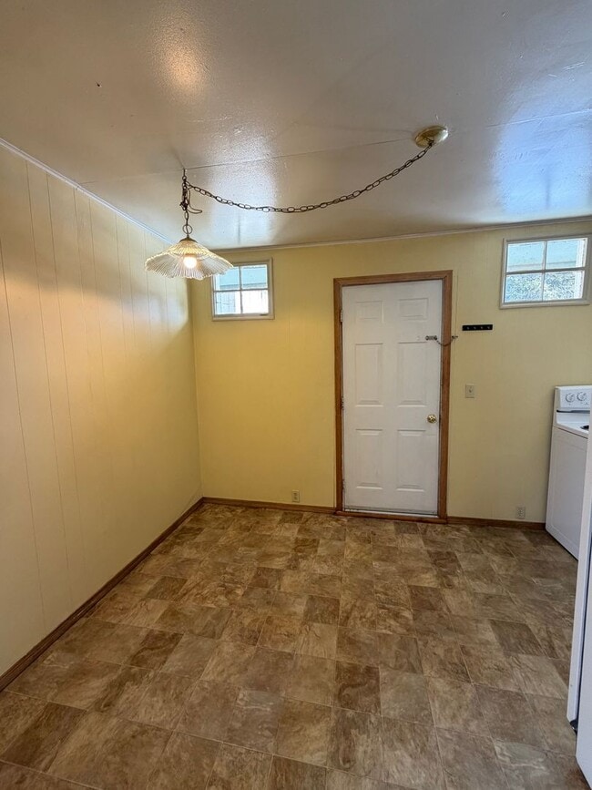 Building Photo - Hard to find 1 bdrm, 1 bath house close to OIT and Sky Lakes Medical Ctr